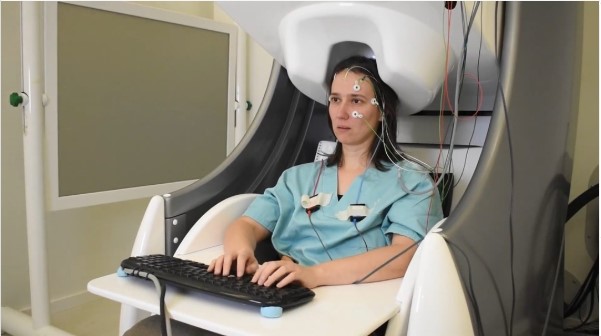 aparelho da meta que escaneia a mente por meio de fios e um scanner dentor do laboratorio