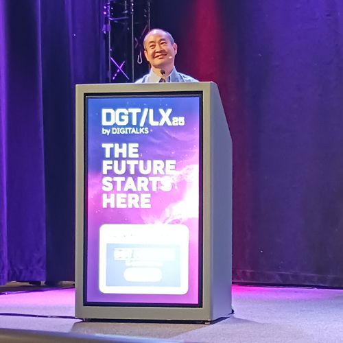 Dennis Yu, CEO da BlitzMetrics, foi um dos principais destaques do evento. Na sua palestra “AI Warfare: Winning in SEO + Social in 2025